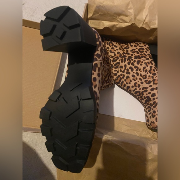 Leopard print suede ankle boots with zipper closure - Picture 2 of 6